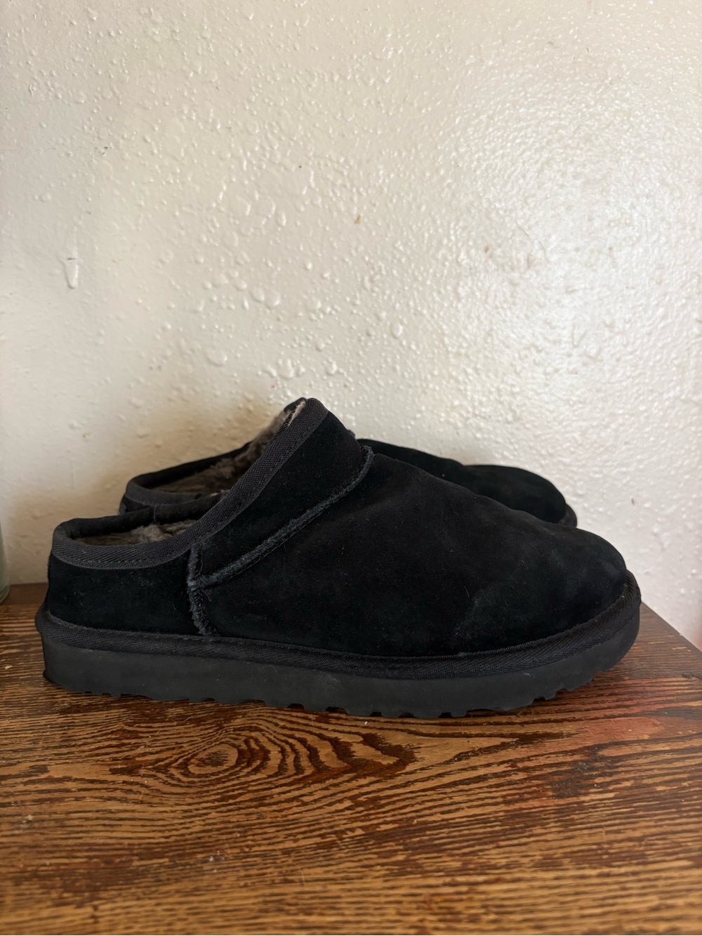UGG classic Slipper Black Shoes Size 7 Women Suede Wool Lining